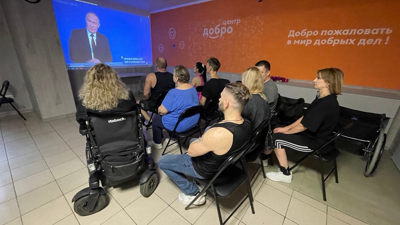Посетители нашего Центра собрались вместе, чтобы посмотреть прямой эфир «Итоги года» с участием Президента России Владимира Путина