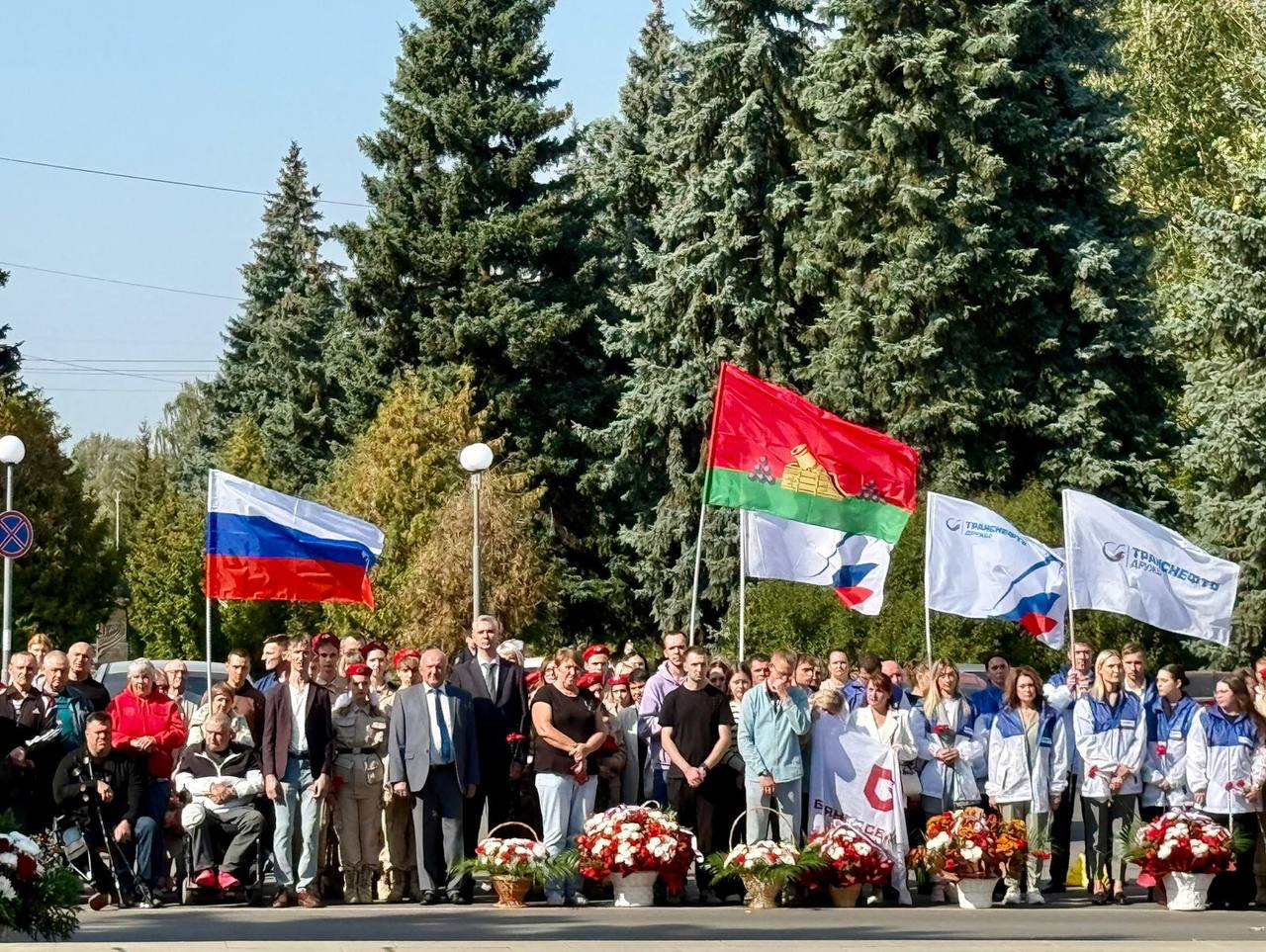 В сквере возле Вечного огня по улице Красных Партизан собрались почетные гости