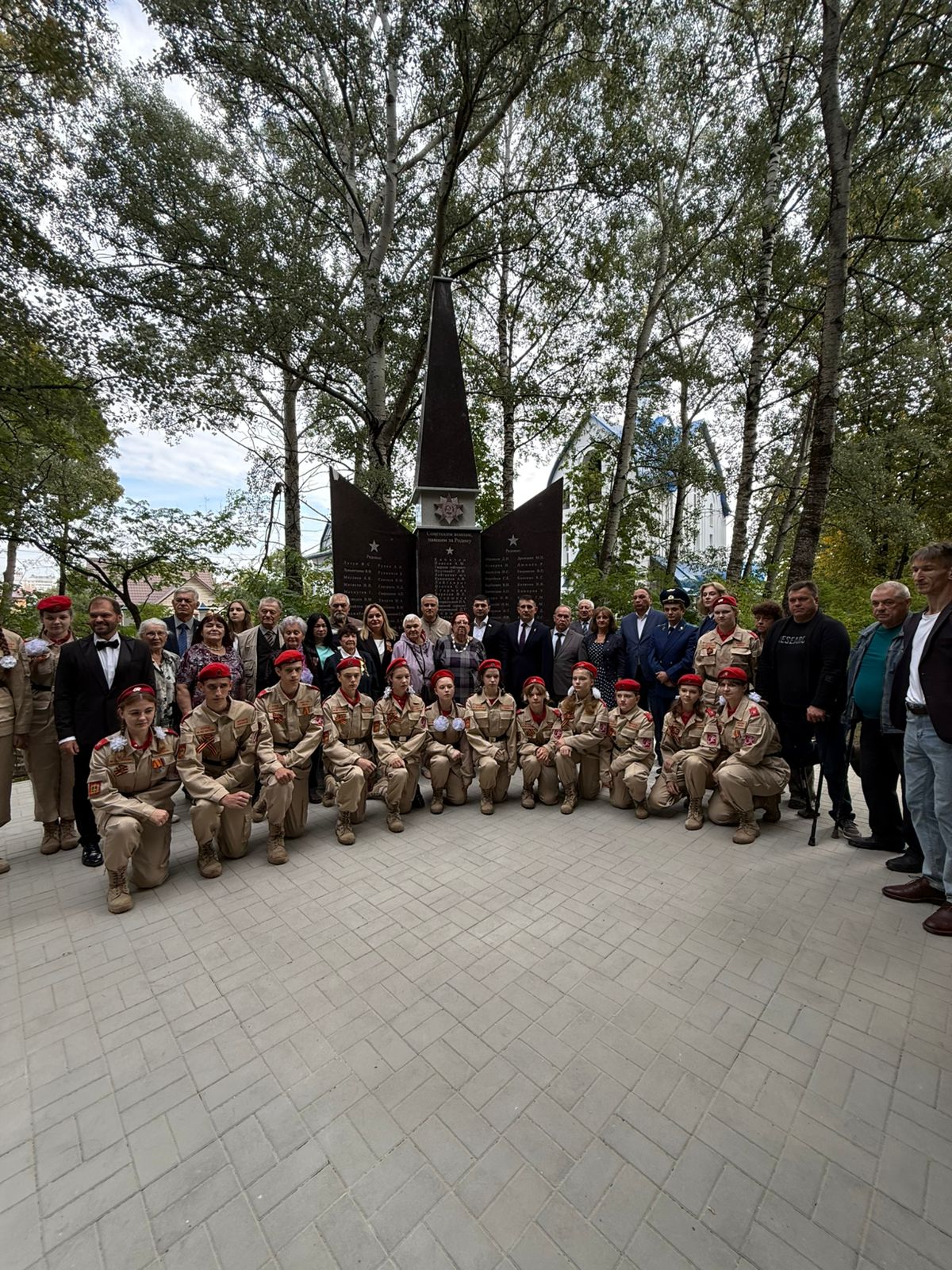 В Фокинском районе Брянска на Чеховском кладбище открыли обновленный памятник.