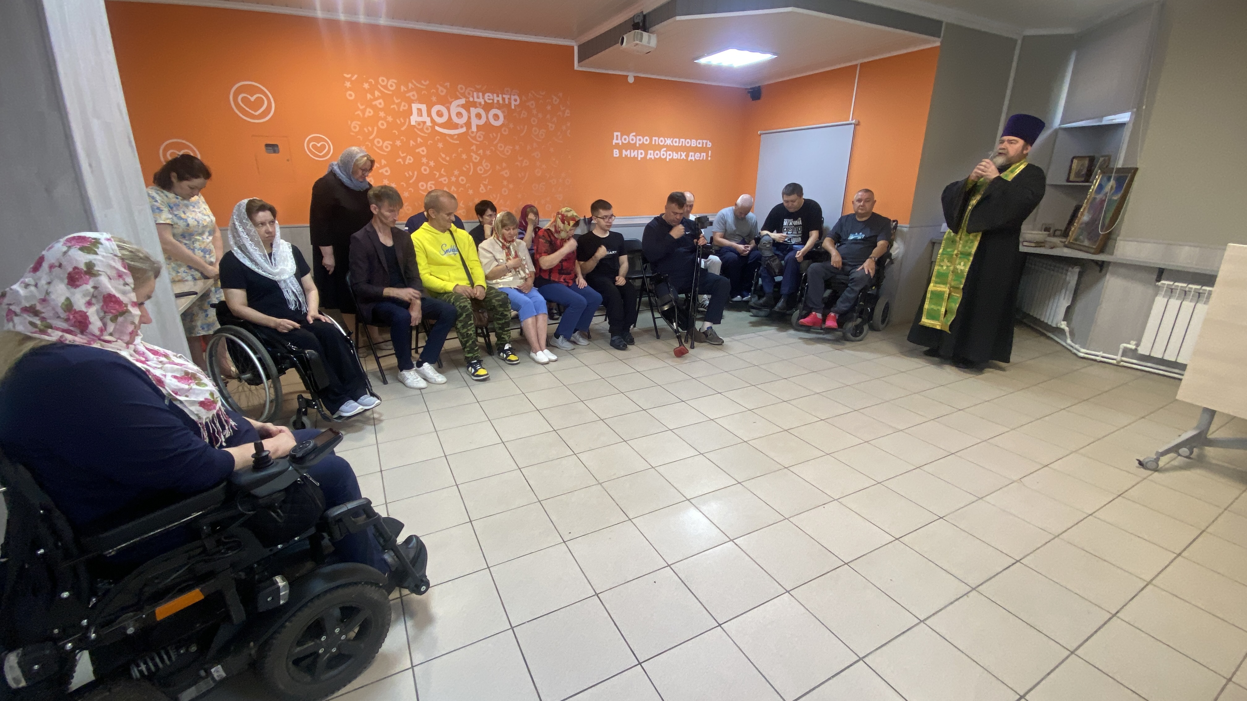 Вчера в нашем Центре отец Михаил провел молебен для посетителей «Центра реабилитации инвалидов». Это событие стало важным моментом в нашей жизни, когда молитва объединяет людей и приносит им надежду